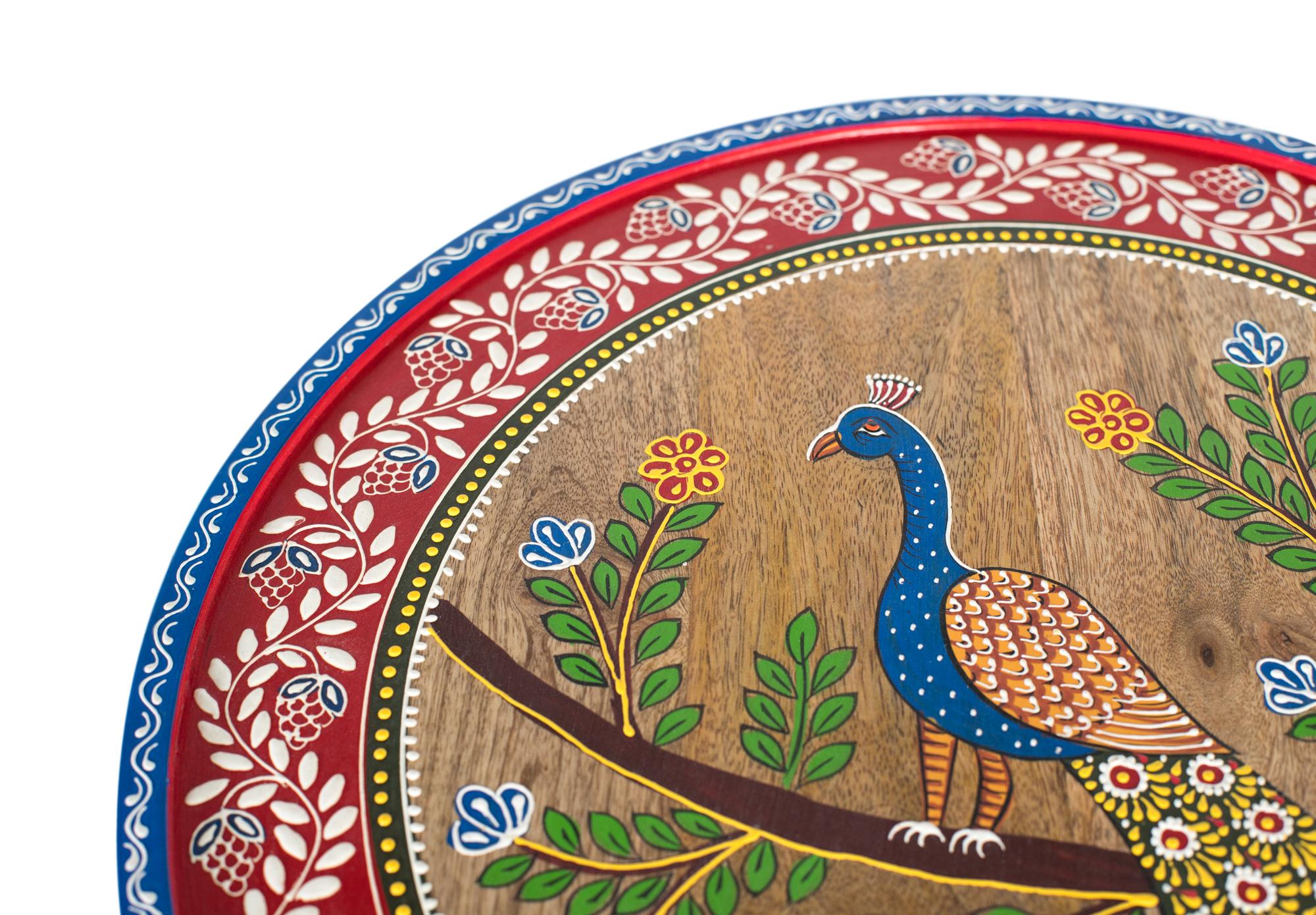 Tavolino in legno di mango con dettagli dipinti a mano.