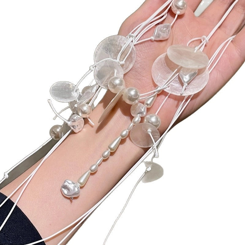 Nuova eterea collana con perle finte a forma di conchiglia bianca