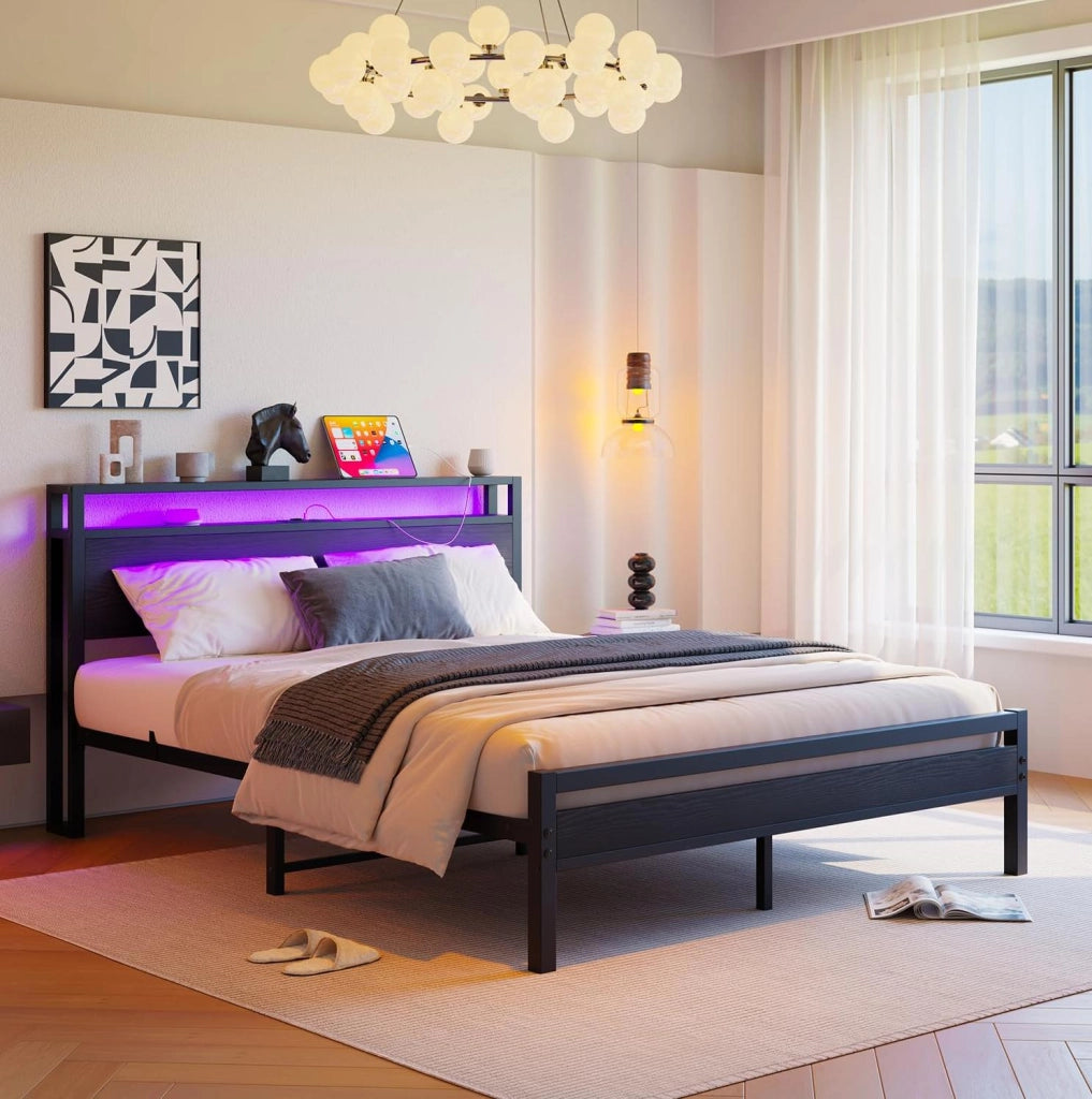 Struttura letto 140x190 cm in metallo e MDF con testiera a 2 ripiani; USB e presa; nera