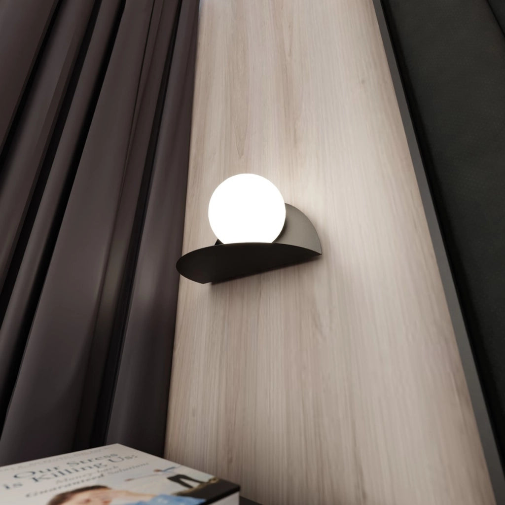 Lampada a parete FORM in acciaio nero e vetro