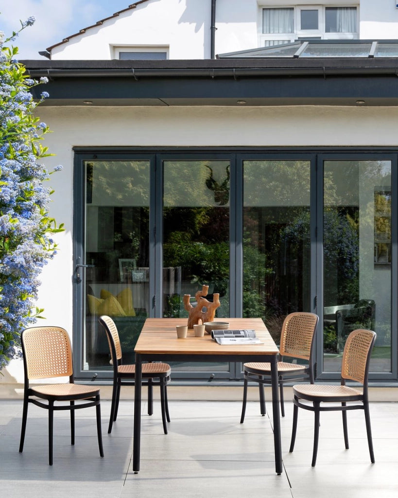 Set di 4 sedie da pranzo impilabili in plastica e senza braccioli, di colore beige e nero stile moderno