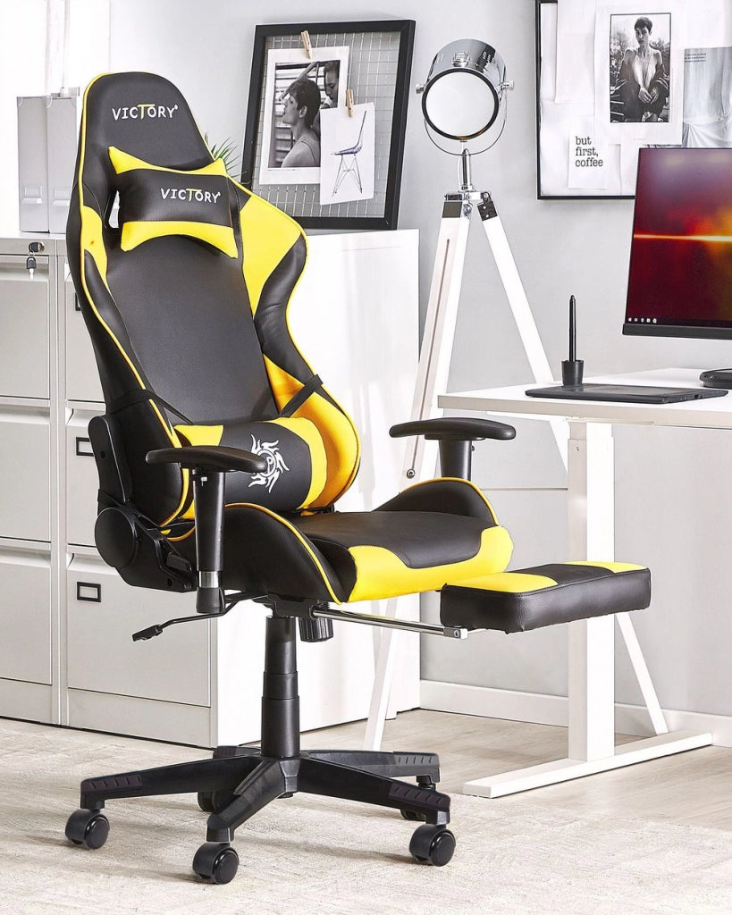 Sedia da gaming in ecopelle nera e gialla con braccioli girevoli regolabili e poggiapiedi in altezza moderna