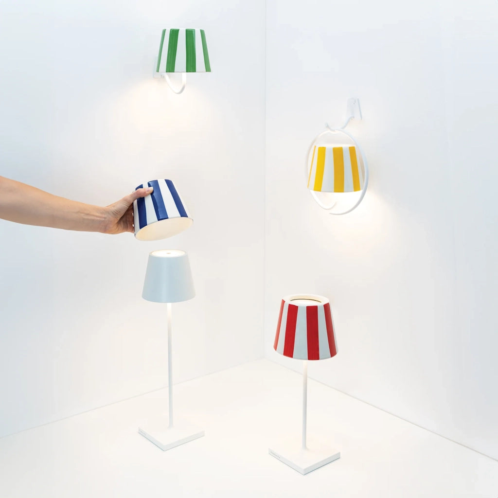 Lampada a led da tavolo Poldina Lido a righe blu ricaricabile e dimmerabile con batteria fino a 12 ore. Per uso esterno IP65