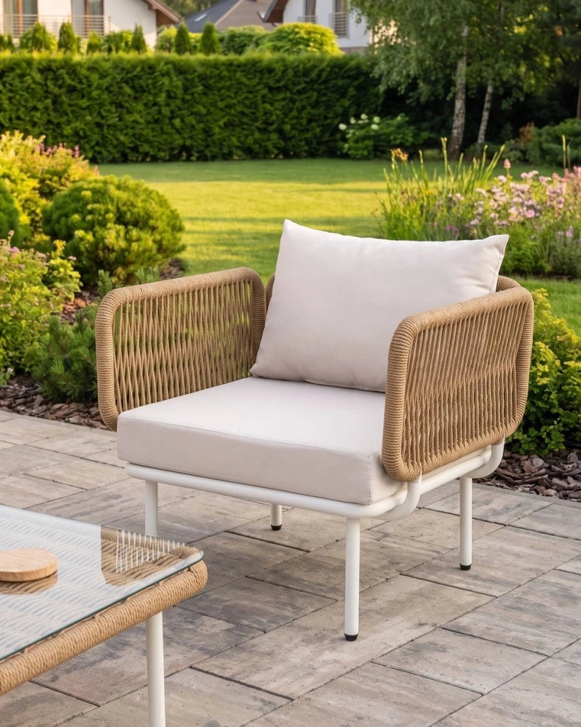 Poltrona da giardino in rattan PE beige chiaro con cuscini e braccioli, stile rustico moderno
