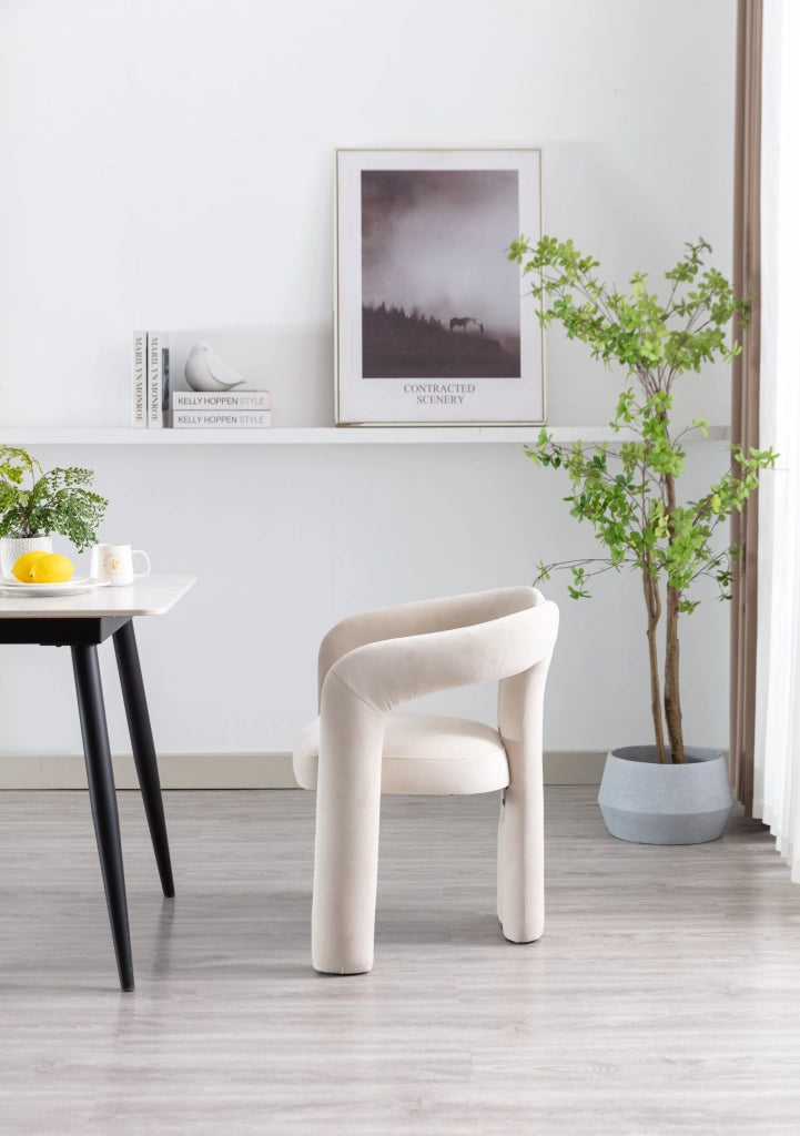 Sedia da pranzo con schienale avvolgente e seduta imbottita in velluto beige