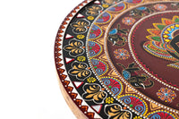 Tavolino in legno di mango con dettagli dipinti a mano.