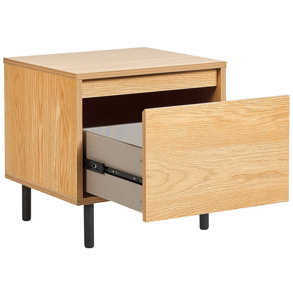 Comodino in truciolato di legno chiaro con 1 cassetto in metallo con gambe nere, minimalista e contemporaneo.