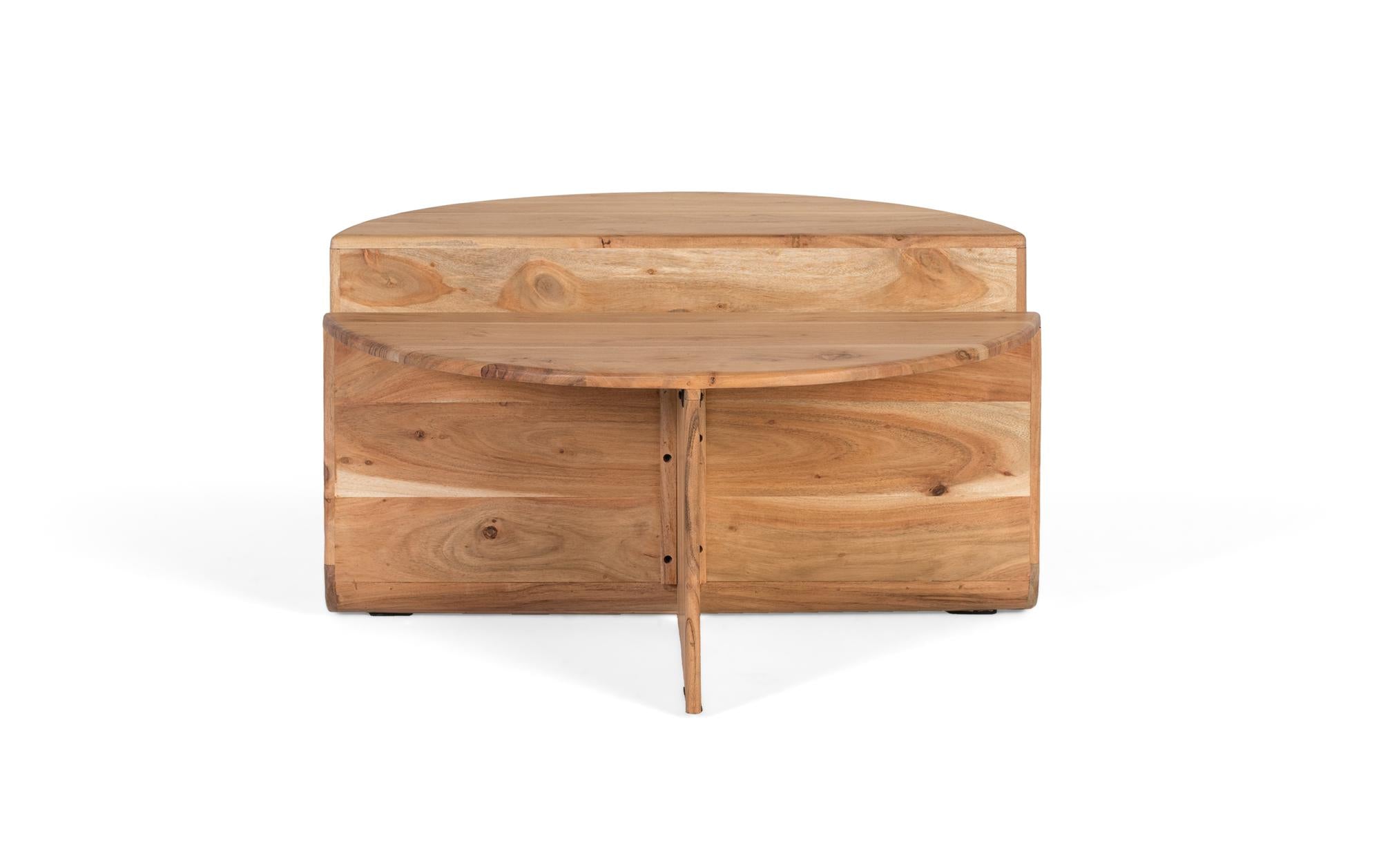 Tavolino da caffè in legno di acacia con portariviste integrato.