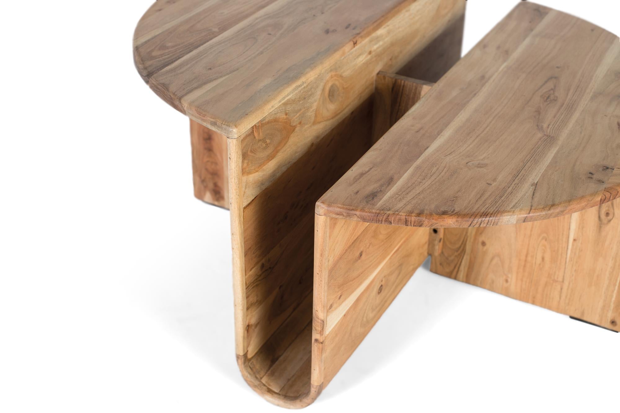 Tavolino da caffè in legno di acacia con portariviste integrato.