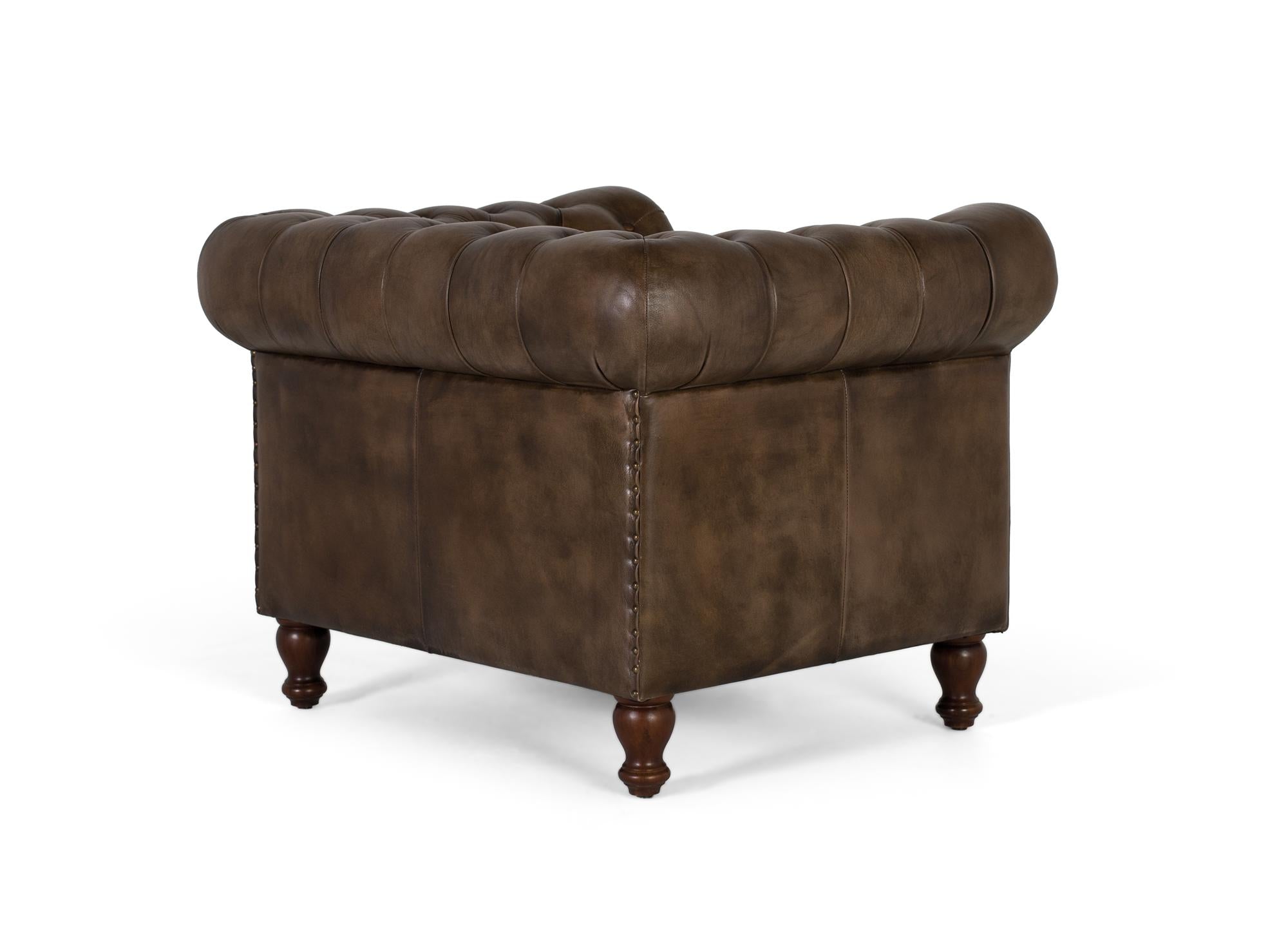 Poltrona Chester realizzata in pelle con finitura capitonné