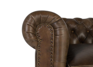 Poltrona Chester realizzata in pelle con finitura capitonné