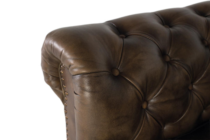 Poltrona Chester realizzata in pelle con finitura capitonné
