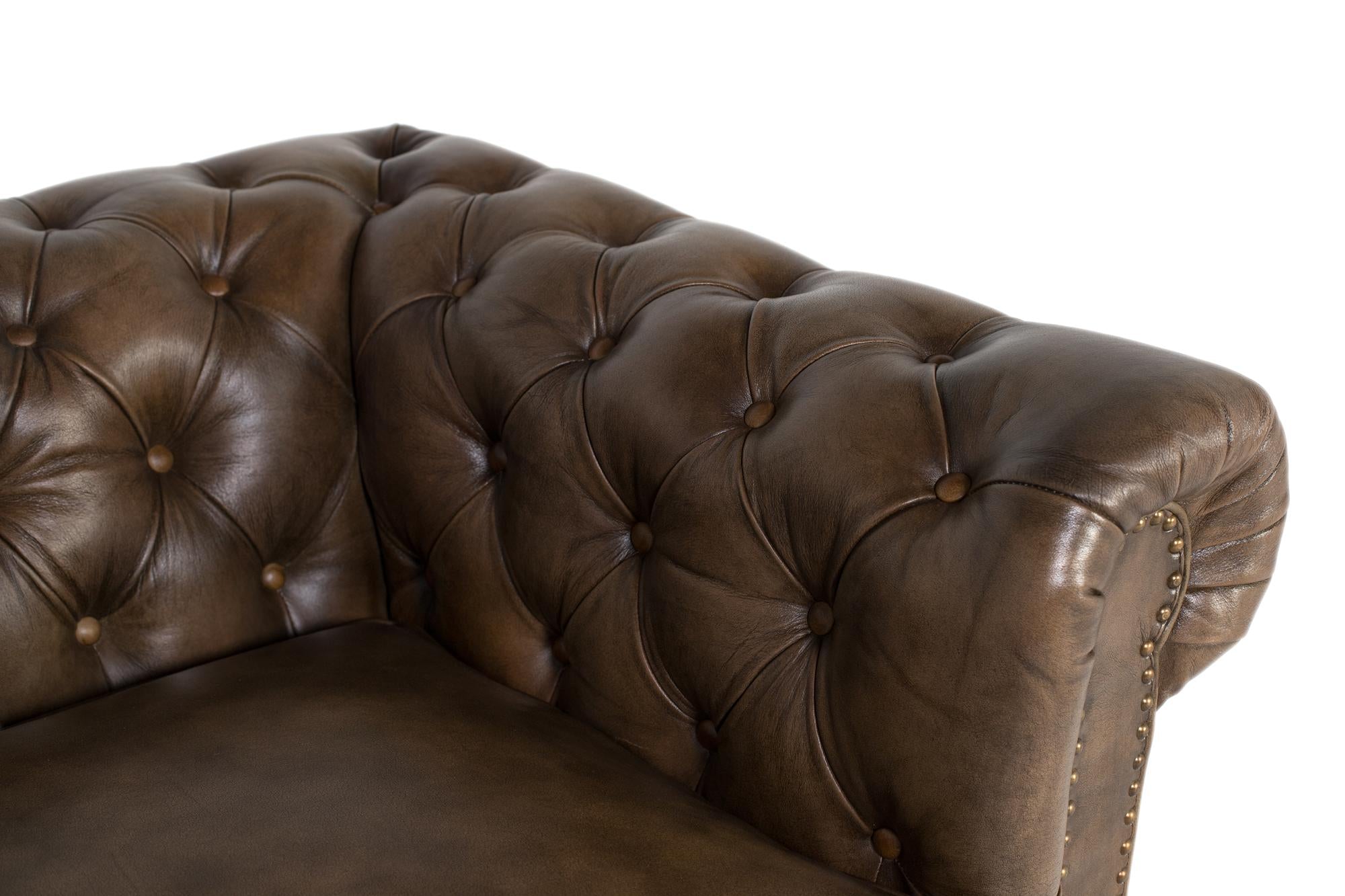 Divano Chesterfield a due posti in pelle con finitura capitonné