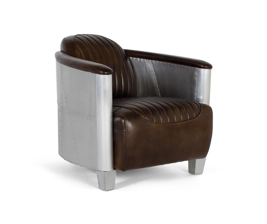 Poltrona rivestita in pelle marrone con finitura anticata