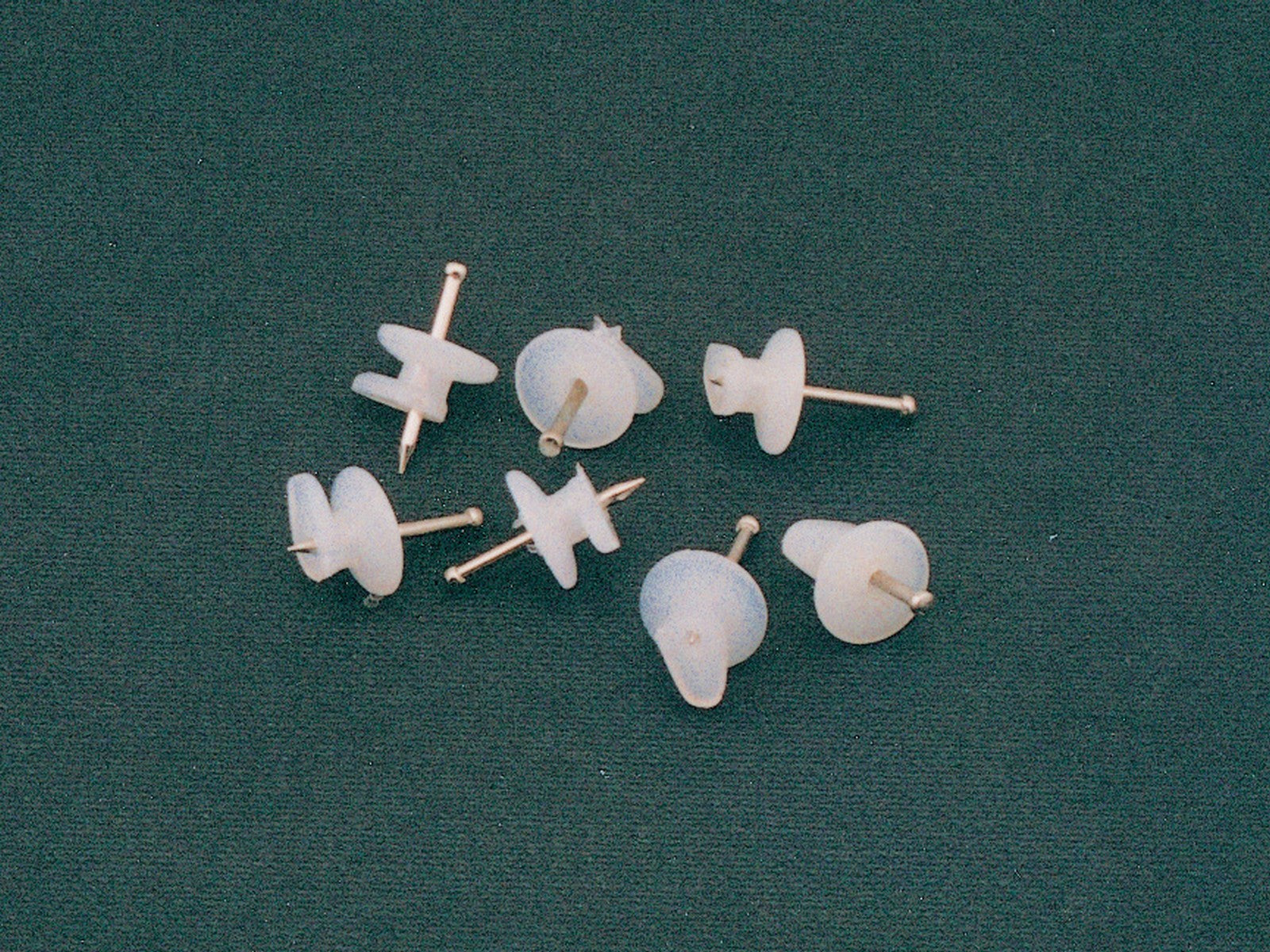 conf. 20 ganci in nylon da parete a 1 punta cod:ferx.22138