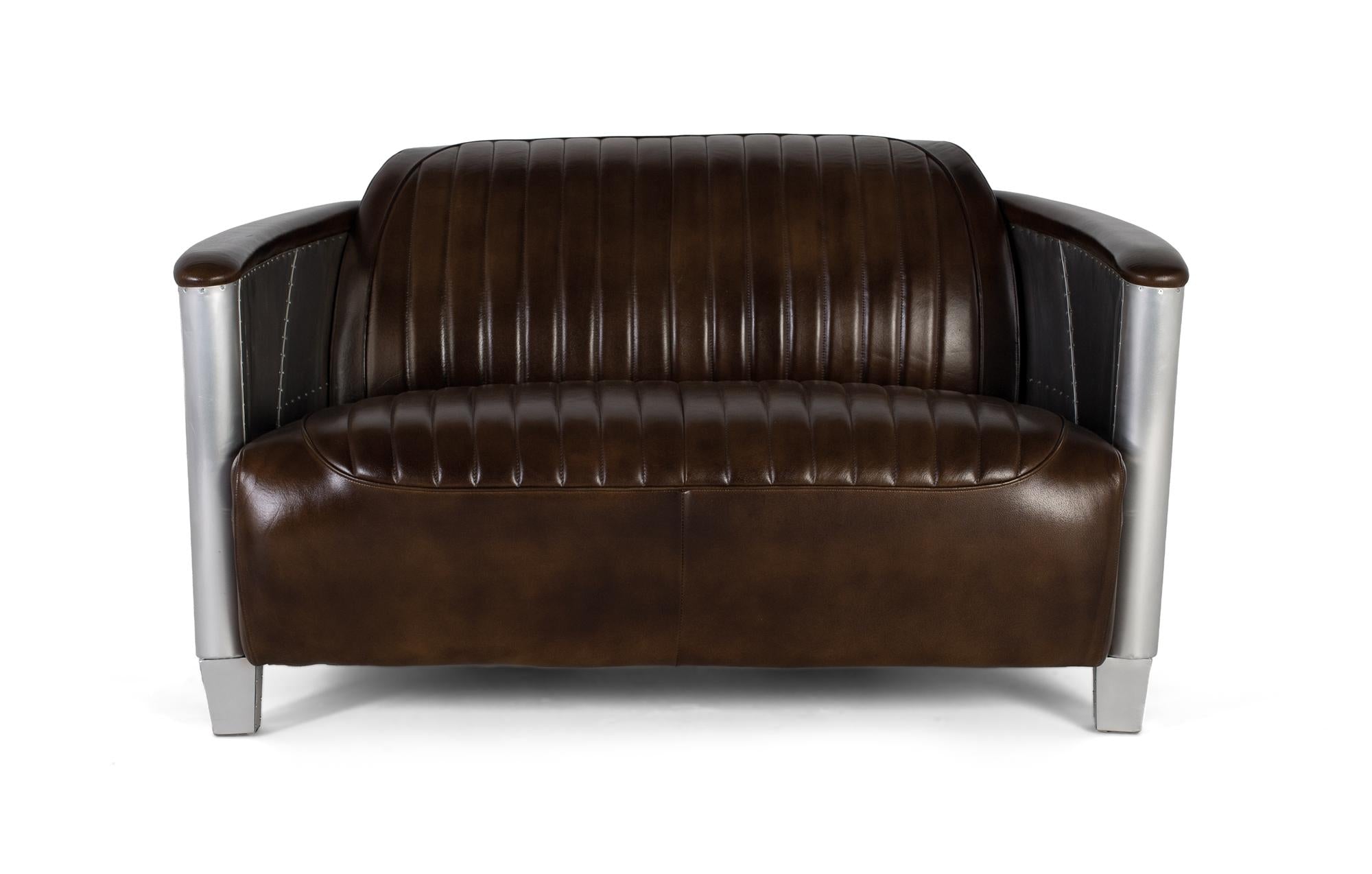 Divano a due posti rivestito in pelle marrone con finitura anticata