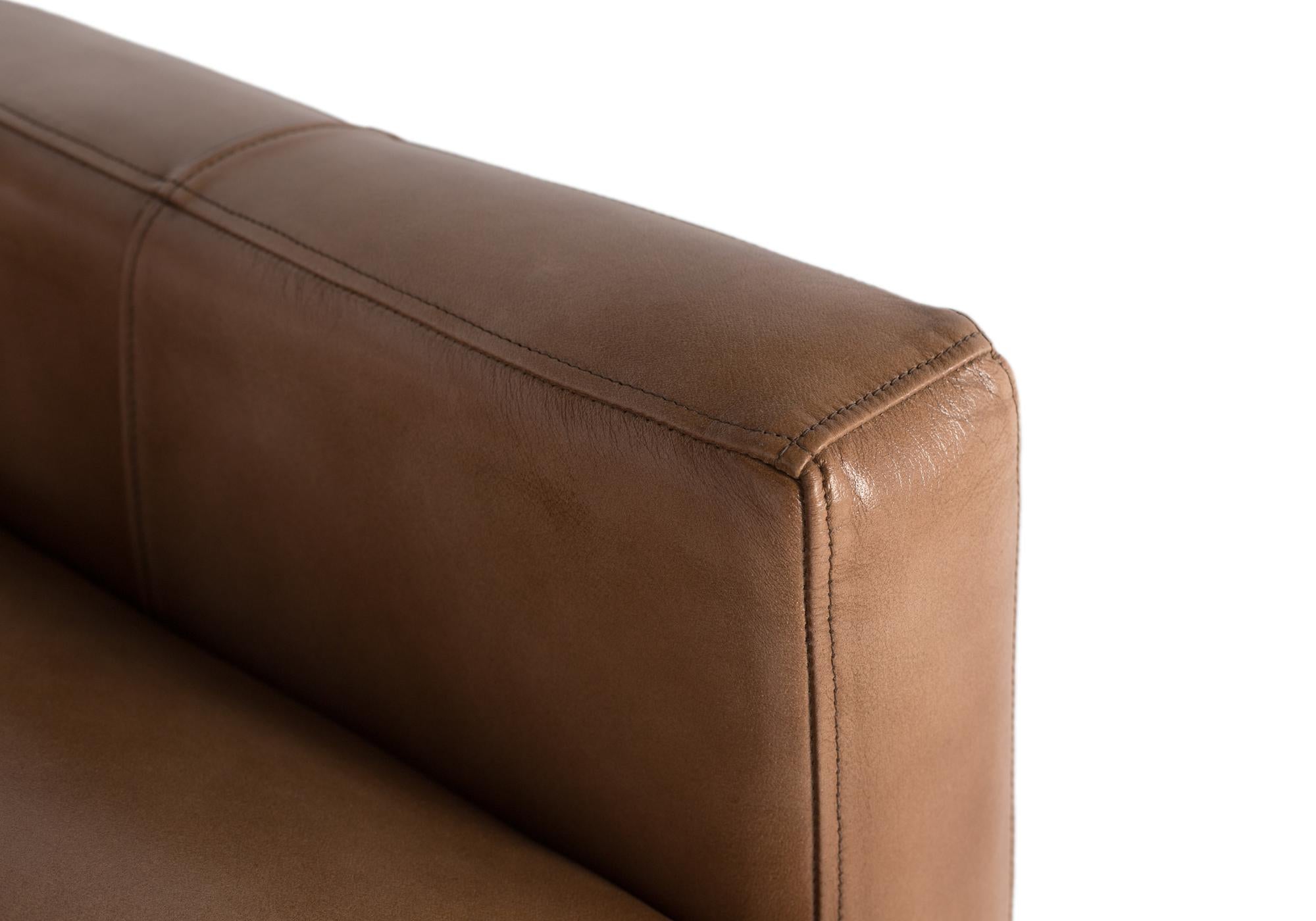 Divano imbottito in pelle e finitura cammello 220cm