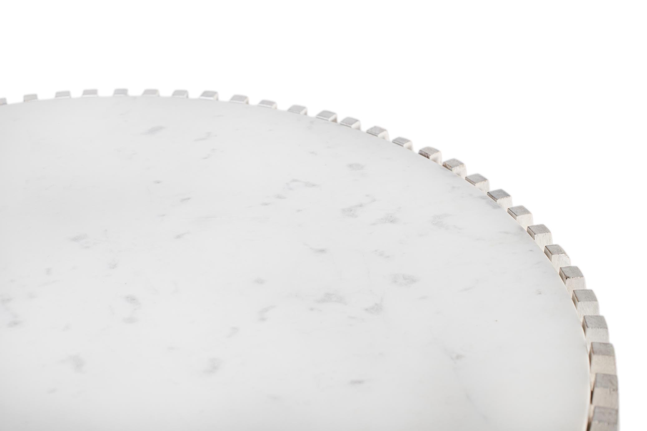 Tavolino rotondo in marmo bianco e legno di mango