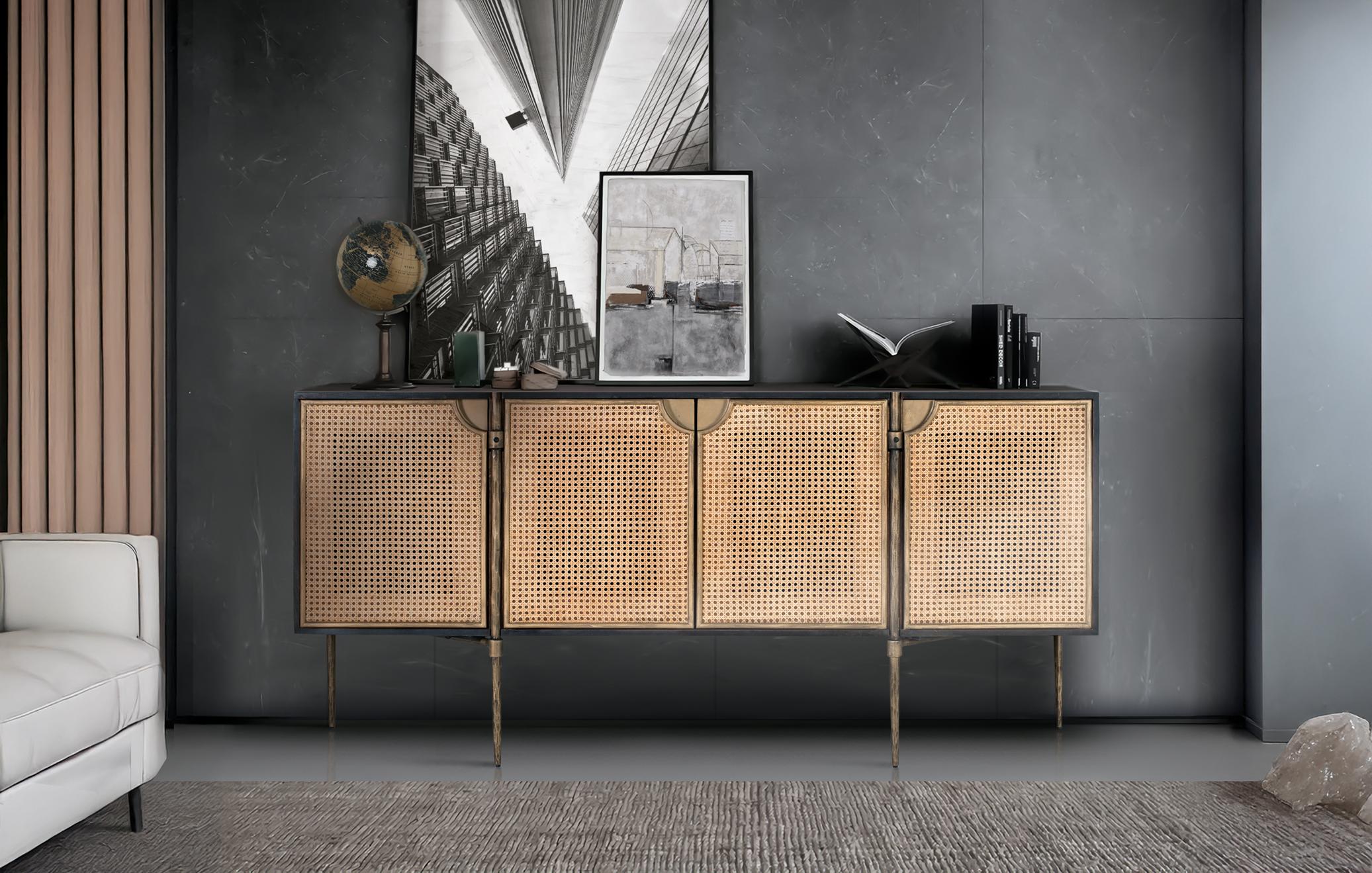 Credenza in legno e ante in rattan intrecciato con gambe in metallo