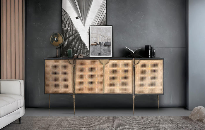 Credenza in legno e ante in rattan intrecciato con gambe in metallo
