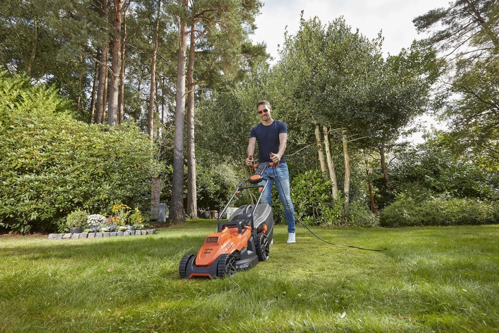 Black+decker bemw461es-qs rasaerba 1400 w, larghezza taglio 34 cm, 6 alt. taglio 20-70 mm, e-drive, capacita' cesto 40 l, innovativa impugnatura easy steer per la massima manovrabilita'