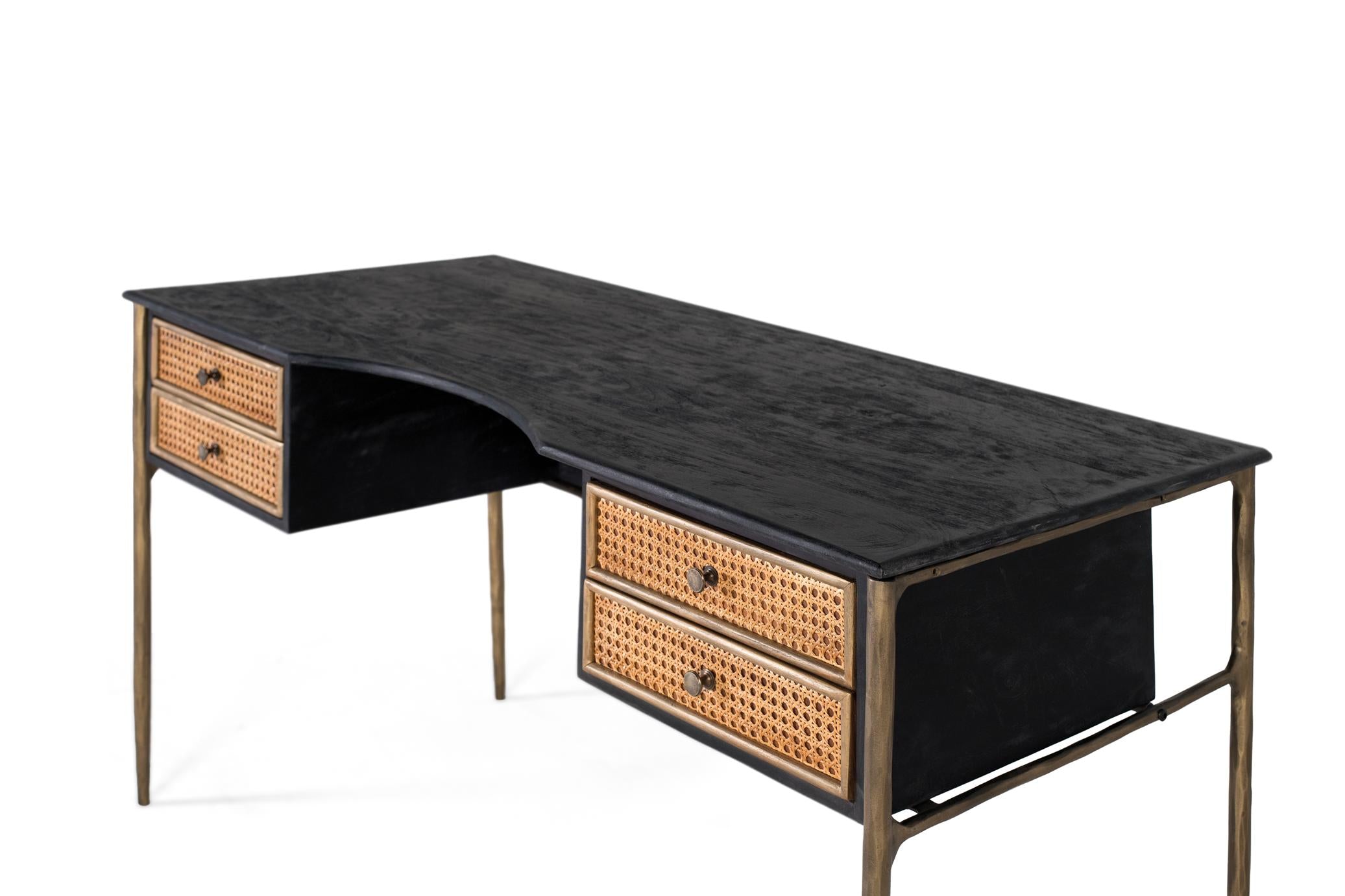 Scrivania in legno di mango con cassetti a doghe e gambe in bronzo