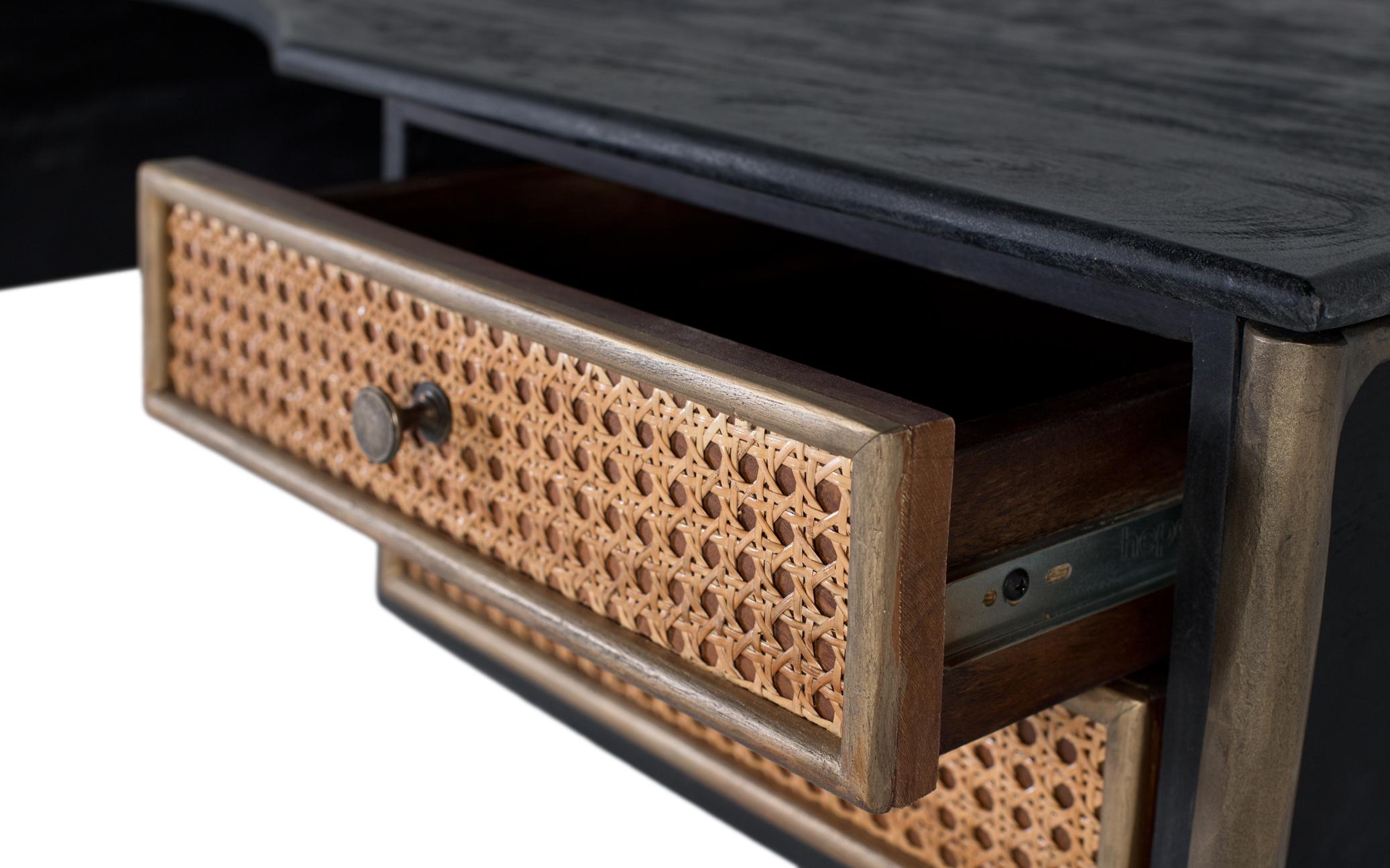 Scrivania in legno di mango con cassetti a doghe e gambe in bronzo