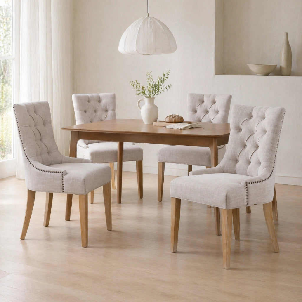 SEDIA imbottita in tessuto beige con gambe in legno massello di quercia