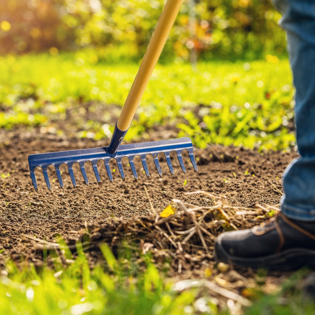 Rastrello da giardino KADAX con manico in legno, lunghezza 150 cm, denti in acciaio temprato, 14 denti.