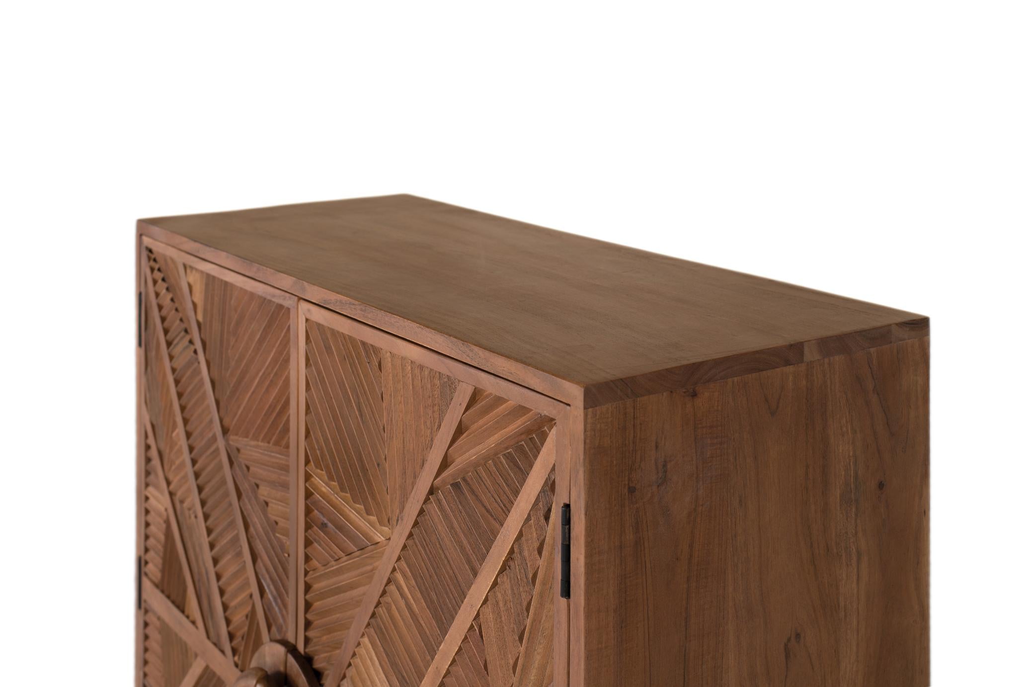 Credenza alta in legno di mango con ante intagliate