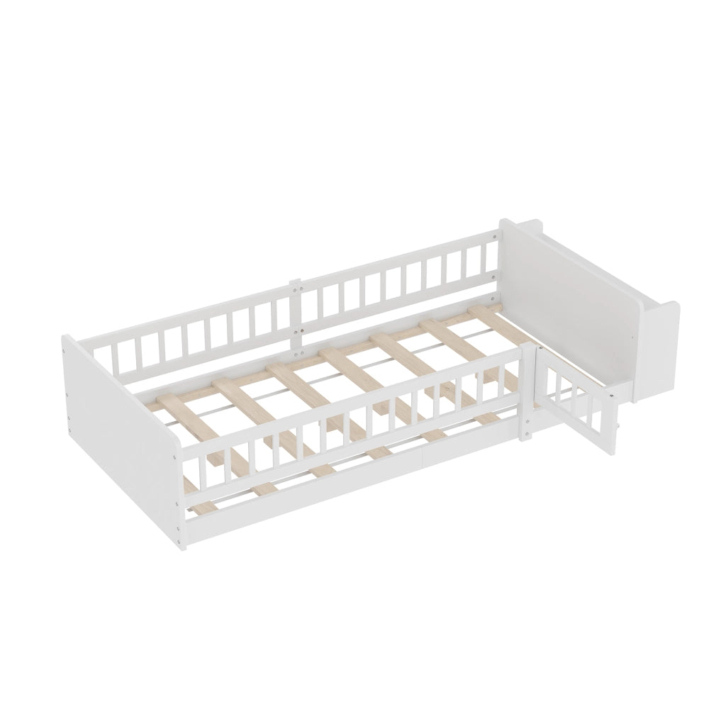 Letto bambino 90×200 cm con ripiani e vano aperto; porta di sicurezza apribile; senza materasso; in pino