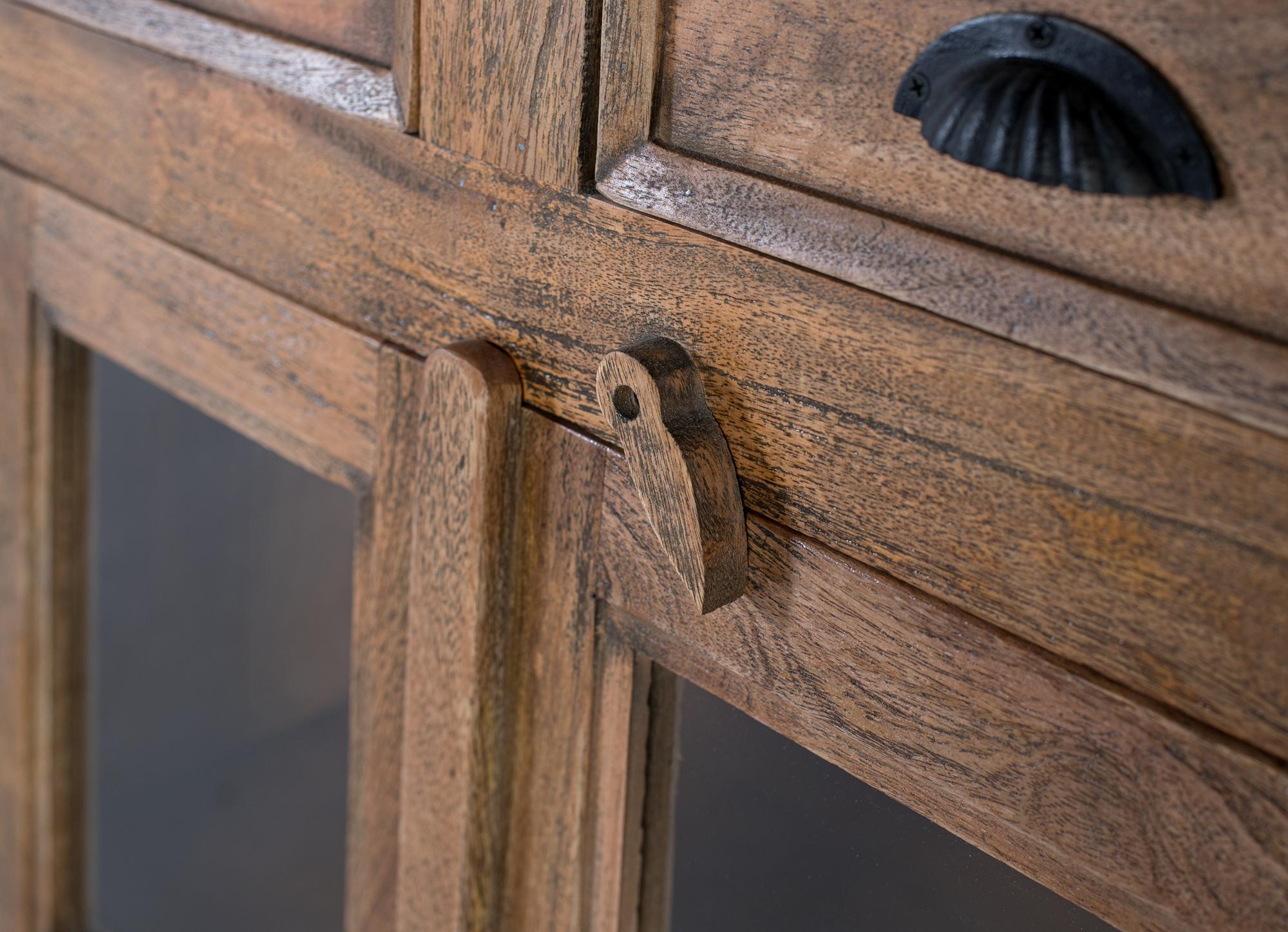 Credenza alta in legno di mango con ante intagliate a mano
