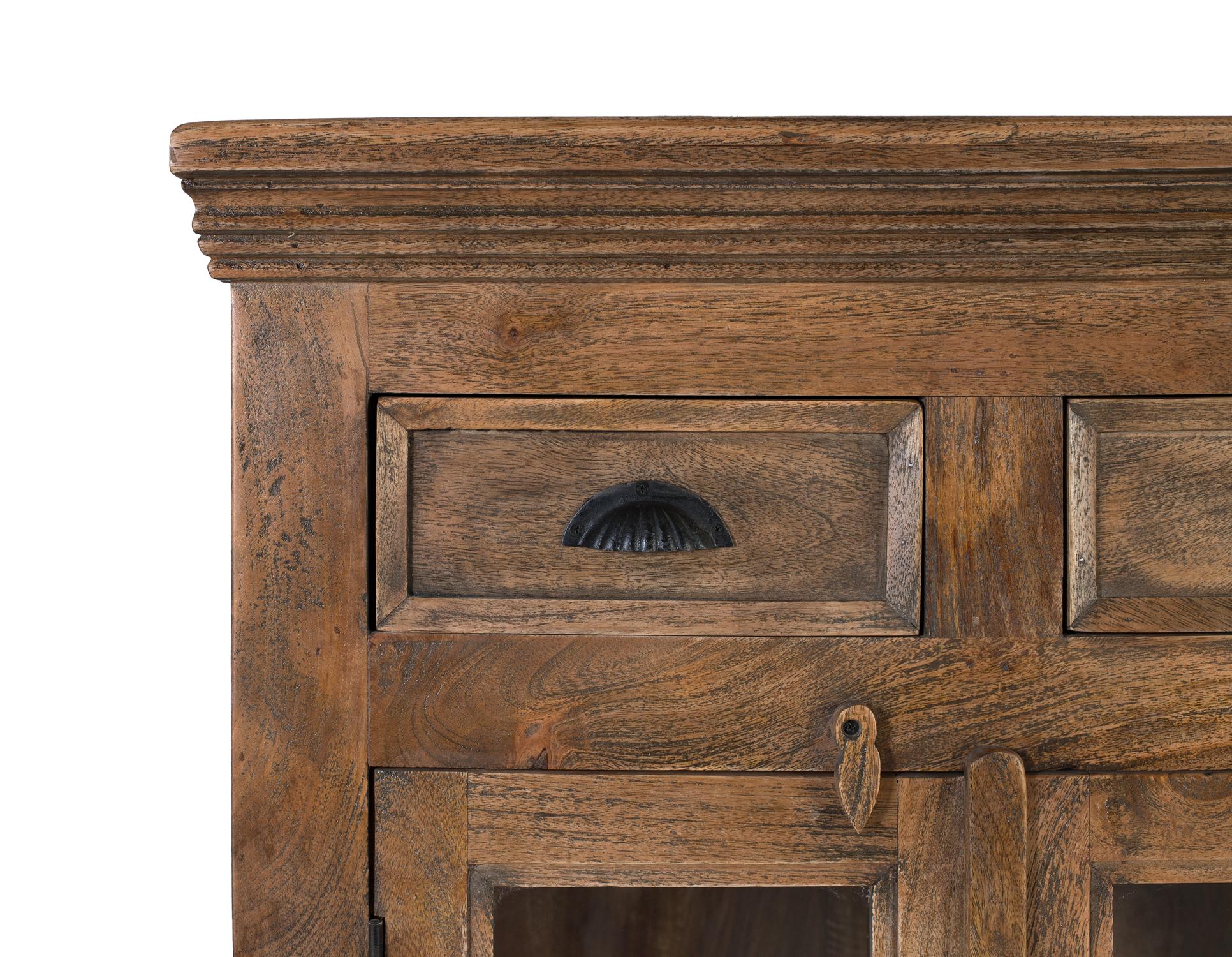 Credenza alta in legno di mango con ante intagliate a mano