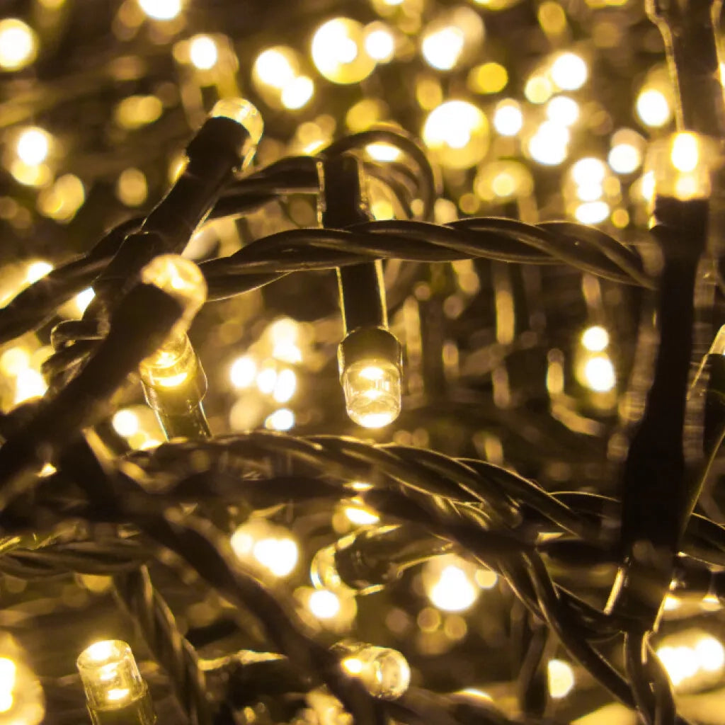 Catena luminosa natalizia con 4000 led luce calda 100mt di catena 36V cavo verde ideale per illuminare a Natale spazi esterno interno albero e balconi con 8 giochi