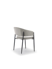 Sedia da interni Maya con braccioli, struttura in metallo antracite e seduta in tessuto Easy-Clean grigio chiaro - Design Elegante