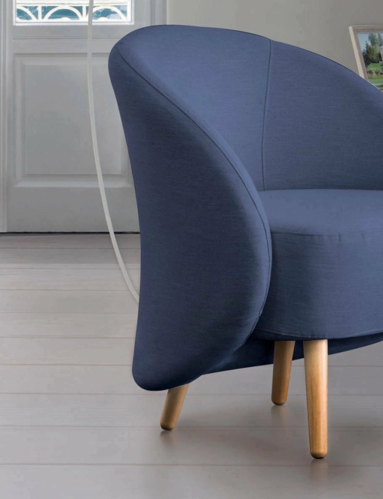 Poltrona Alla, Poltrona di design da salotto, 100% Made in Italy, Poltroncina relax in tessuto imbottito, cm 70x60h80, Blu