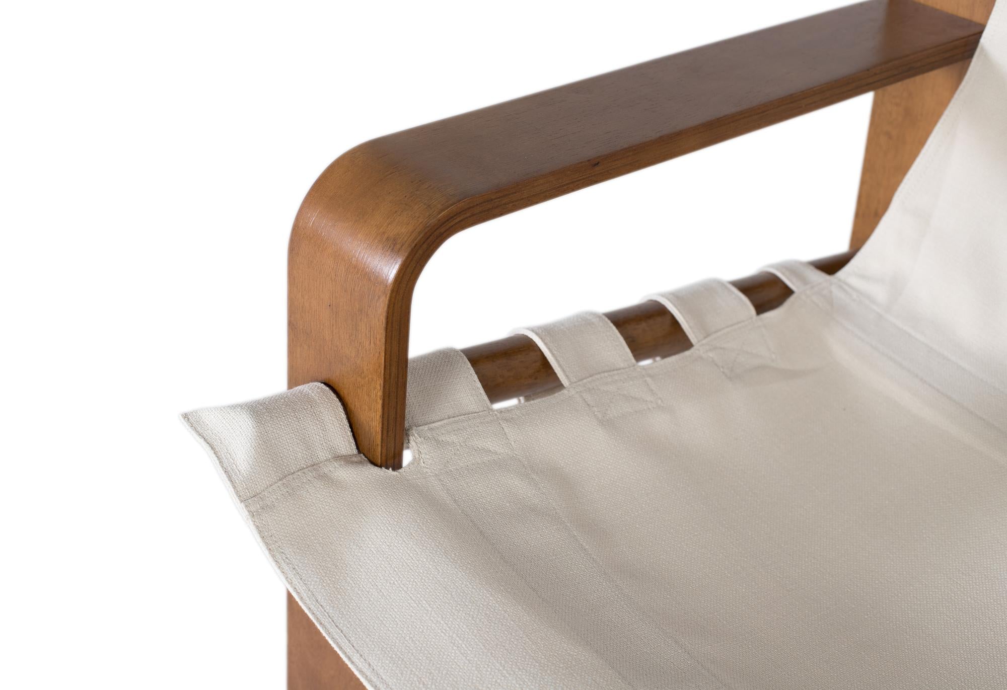 Poltrona moderna in legno di caucciù con tessuto beige