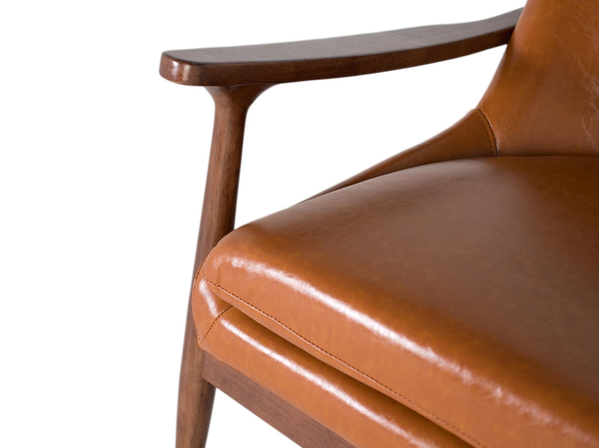 Poltrona moderna in legno e PU marrone con dettagli dorati