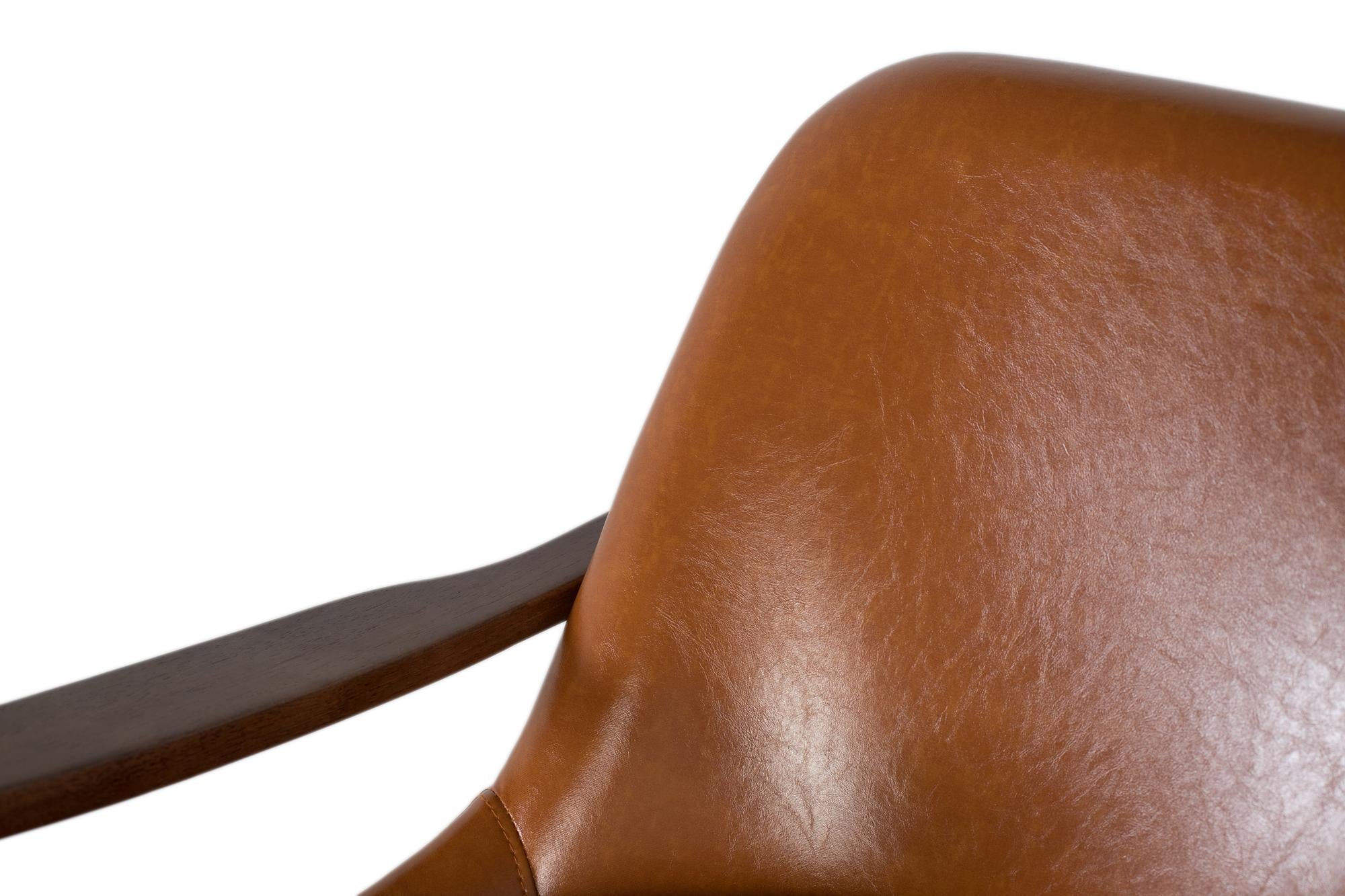 Poltrona moderna in legno e PU marrone con dettagli dorati