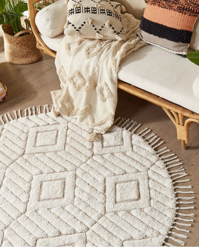 Tappeto rotondo in cotone beige ⌀ 140 cm trapuntato con motivo a frange boho soggiorno camera da letto