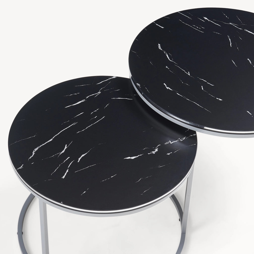 Set Skagen 2 Tavolini Sovrapponibili con Piani Rotondi e Telaio in Metallo - Effetto Marmo Nero / Argentato [en.casa]