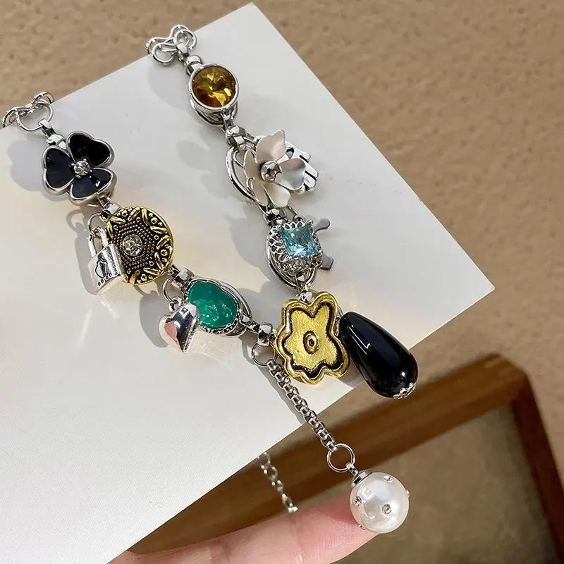 Collana fatta a mano con perle e fiore in metallo: un regalo in stile vintage