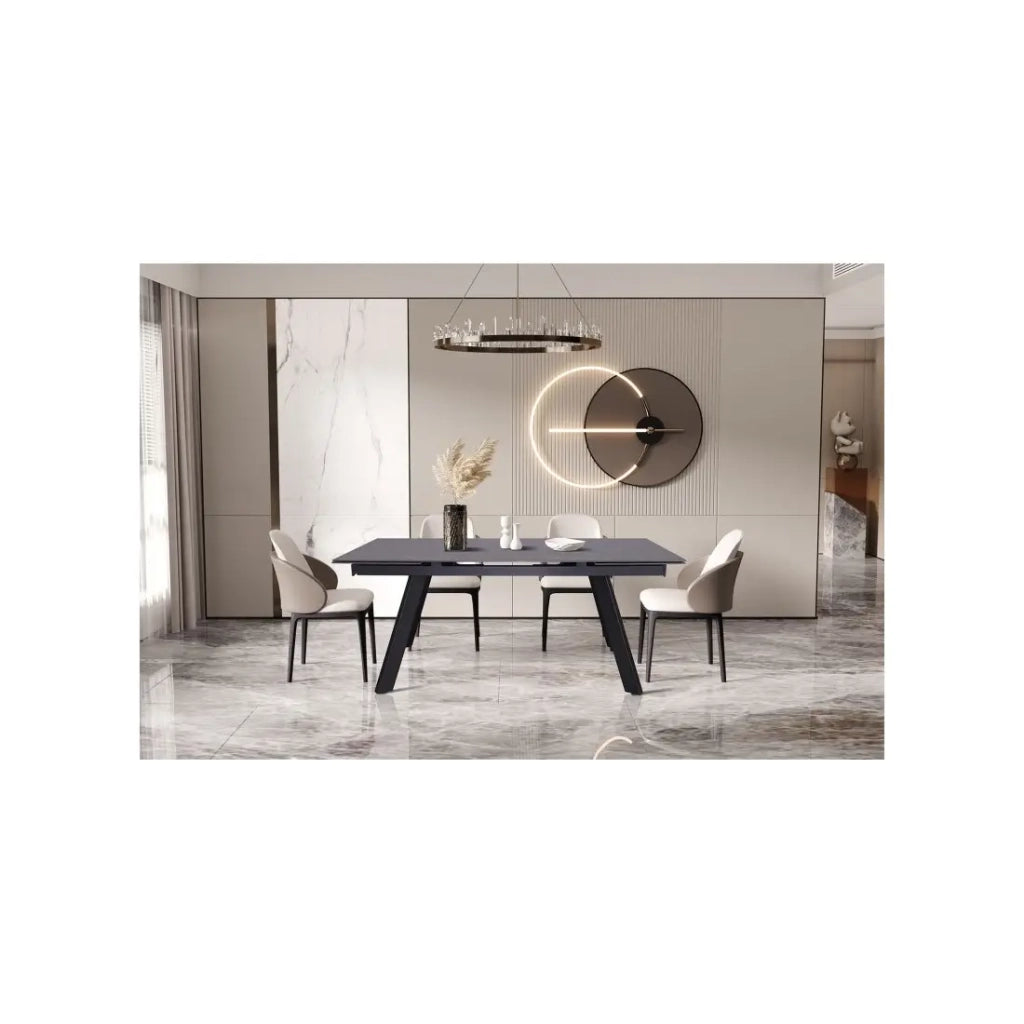 Tavolo da pranzo estensibile per 10 persone con piano in pietra nera della collezione LAROS. Struttura in metallo.