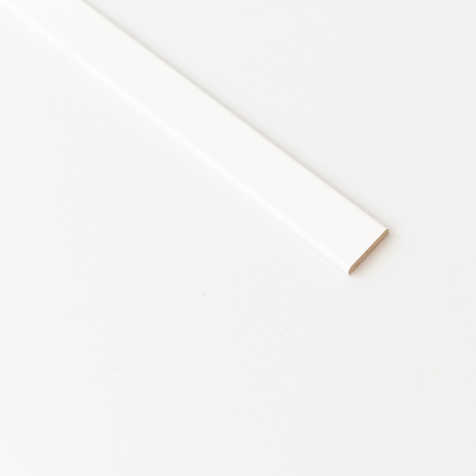 piattina mdf bianca mm.6x30x2400 cod:ferx.2289