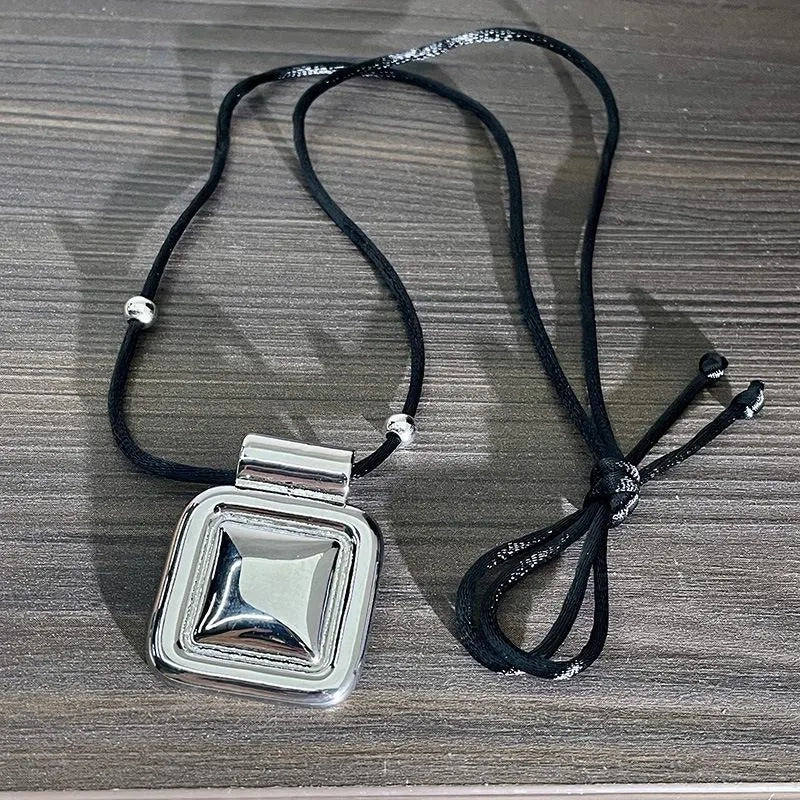 Collana con pendente quadrato in metallo nero, realizzata a mano: decorazione con perline.