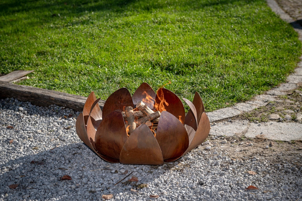 Braciere a Legna Struttura a Petali Sovrapposti Ninfea in Acciaio Corten Effetto Ruggine
