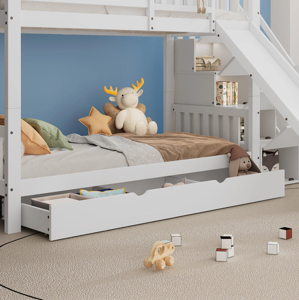 Letto a castello a forma di casa con scala, scivolo e cassetti