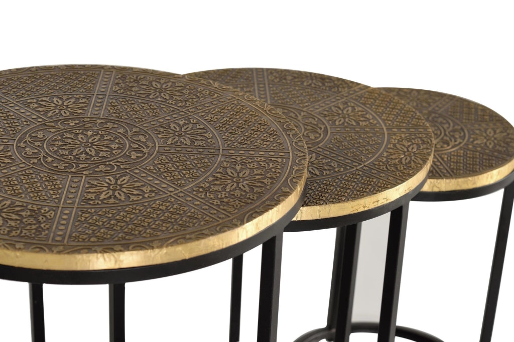 Set di 3 tavolini impilabili con base in metallo e piano in ottone