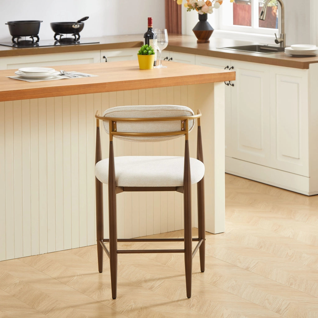 Set di 2 sgabelli da bar con braccioli in stile country francese, struttura marrone scuro con dettagli dorati e seduta in tessuto crema