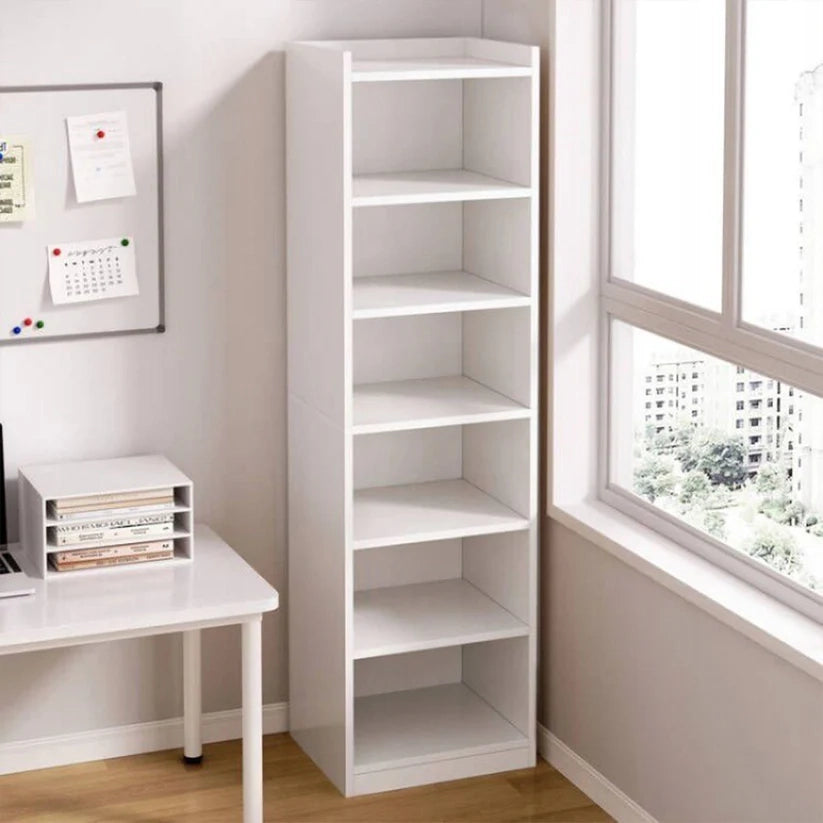 Libreria alta con finitura bianca, con misure 40x30x180 cm.